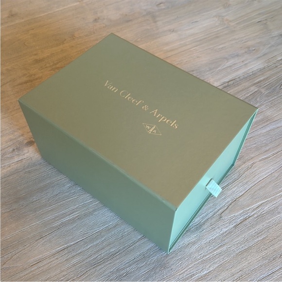 🟥SOLD🟥 Van Cleef and Arpels Onyx Vintage Alhambra Earrings - Picture 8 of 10